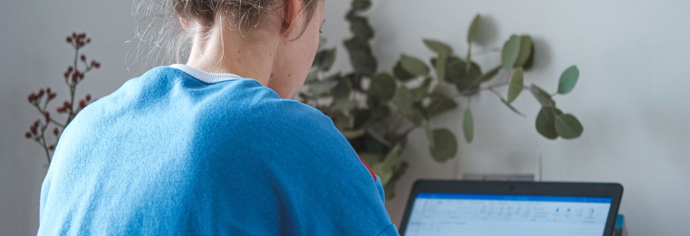 menina pesquisando em um computador regras de ortografia